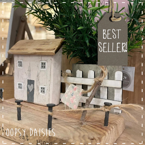 Daisy Village - Single Pink House & Picket Fence 10825